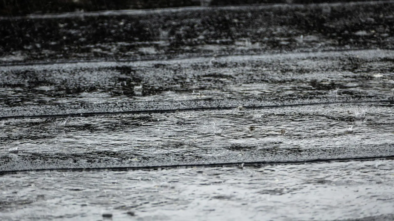 Light rain on a roof covered with felt and tar paper in Gåseberg, Lysekil Municipality, Sweden. W.carter, CC0, via Wikimedia Commons